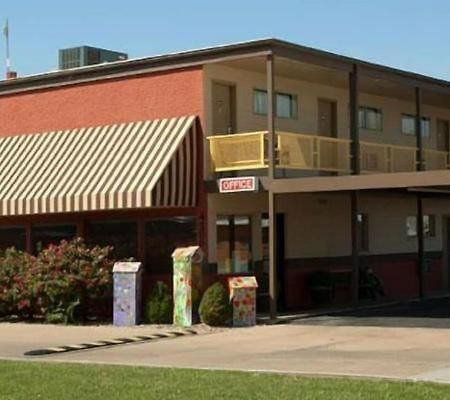 Big Bend Traveler'S Inn Great Bend Exterior photo